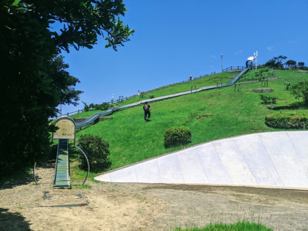 磐田市竜洋海洋公園の長い滑り台