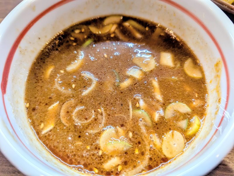 麺屋破天荒磐田本店の赤つけめんのスープ