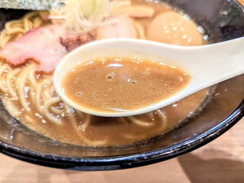 麺座みつの濃厚煮干しそばのスープ