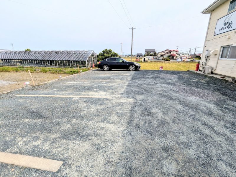 中華そば雅の店舗裏駐車場